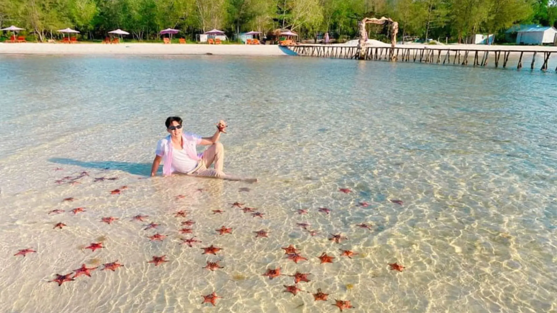 Check-in cầu gỗ giữa biển