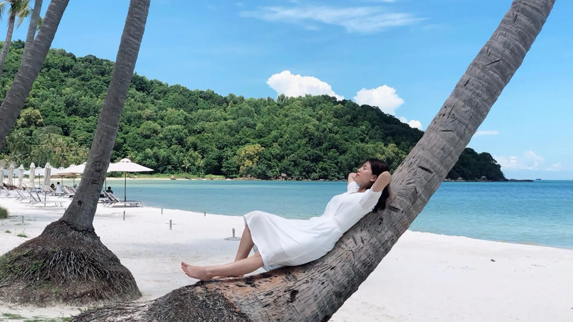 Chụp ảnh check-in ở bãi Sao Phú Quốc