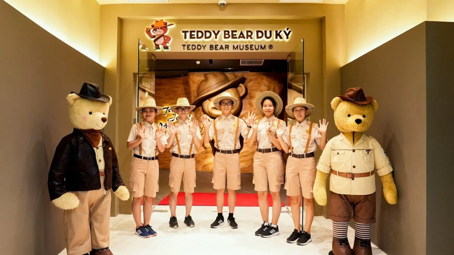 Chụp ảnh check-in tại bảo tàng gấu Teddy