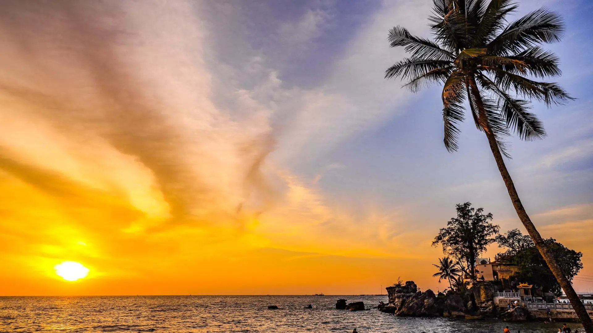 Din Cậu Phú Quốc nằm trên ghềnh đá vươn ra biển