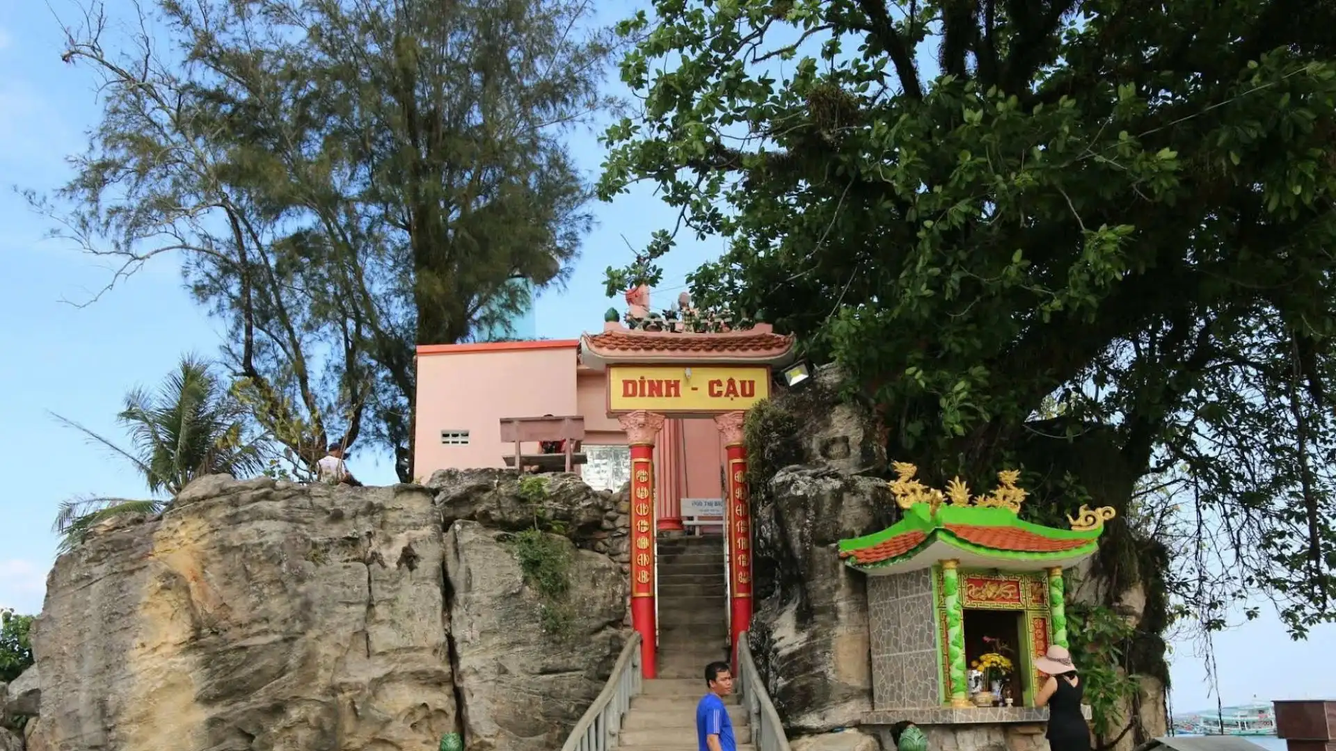 Nhiều người đến Dinh Cậu để cầu bình an