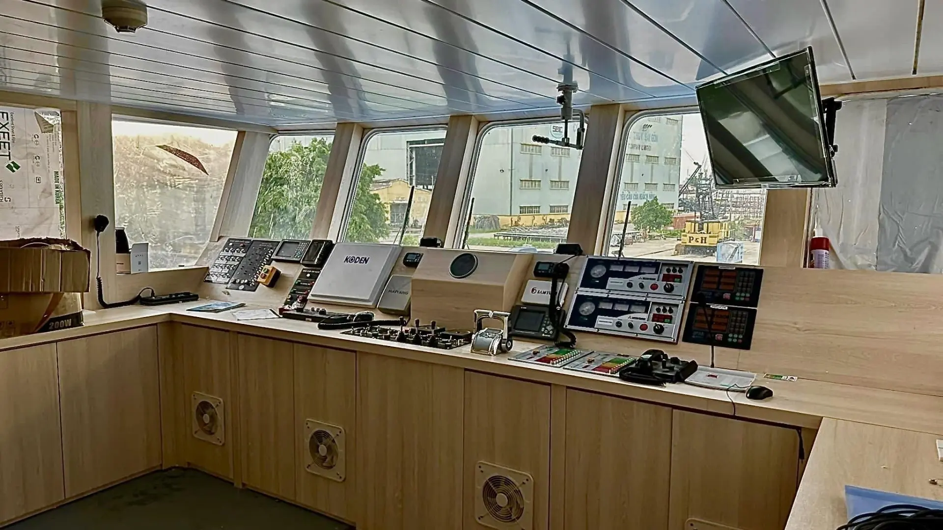 Phà Thạnh Thới Hà Tiên khu vực buồng lái