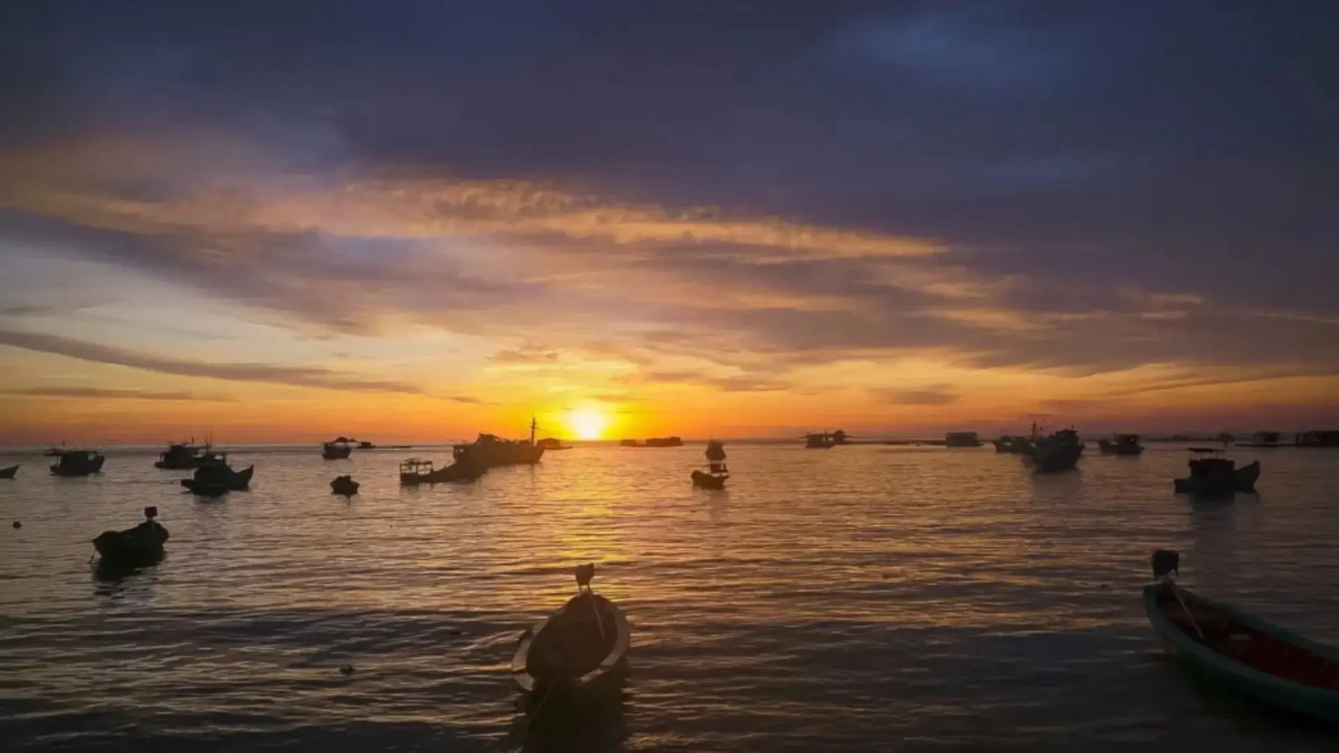 Tắm biển ngắm hoàng hôn ở Gành Dầu