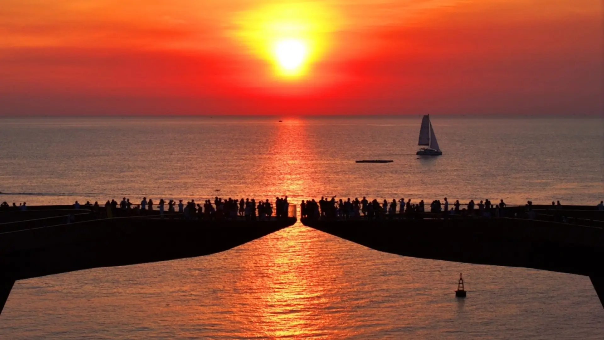 Trải nghiệm ngắm hoàng hôn tại Kiss Bridge